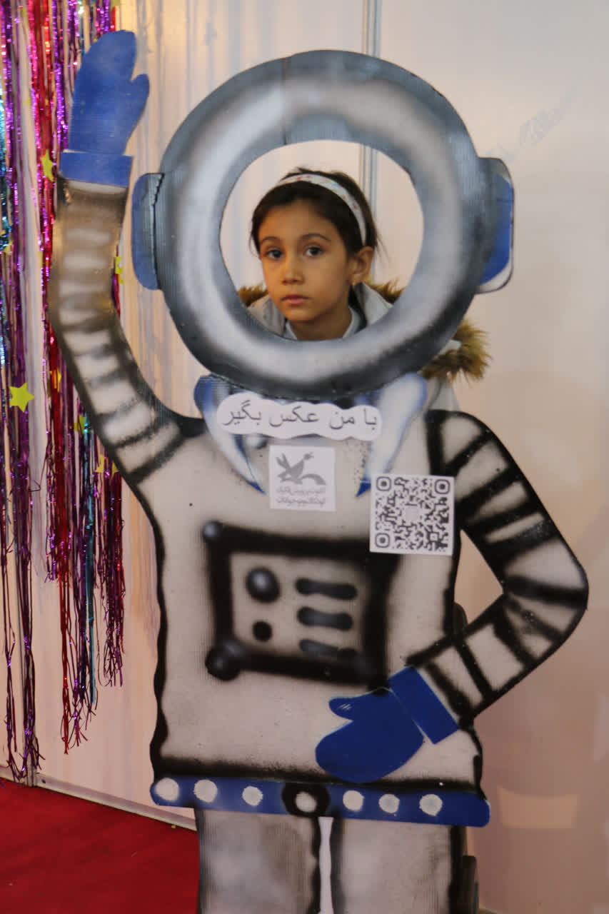 غرفه «با من عکس بگیر»؛ نگین درخشان و مقصدی برای خاطره‌سازی در نمایشگاه اسباب‌بازی