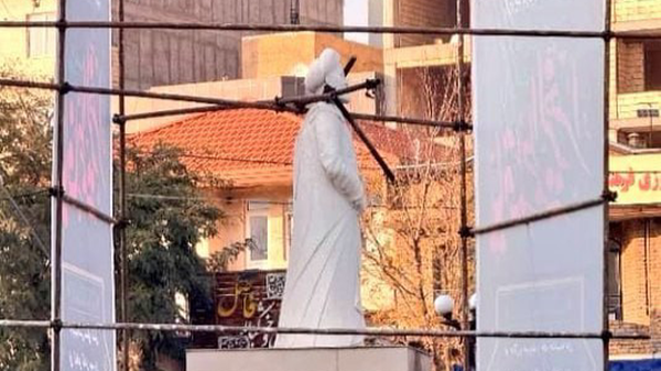 ماجرای نصب عجیب داربست روی تندیس سعدی در ارومیه