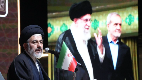 حل مشکلات معیشتی مردم، اولویت نخست مسئولان باشد