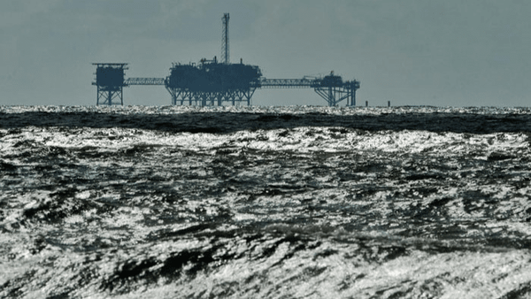 طوفان آمریکا نفت را گران کرد طوفان آمریکا نفت را گران کرد